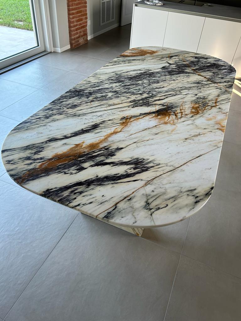 Tavolo e piedi in marmo paonazzo viola